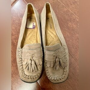 Naturalizer women’s shoes flats loafers tan suede size 6 moccasins style